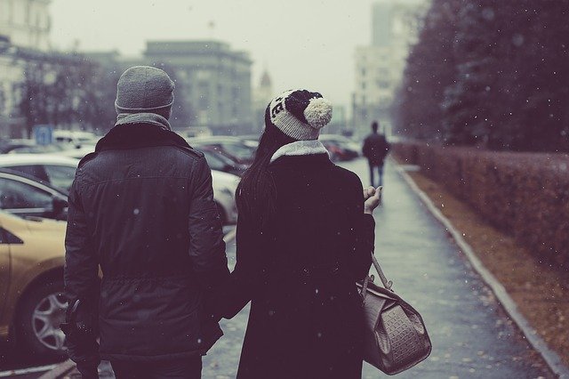 冷たさと温かさを感じながら歩く二人