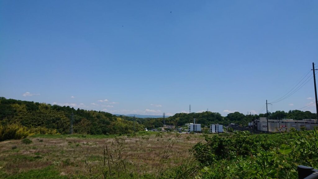 晴天の空と遠くに霞む京の山