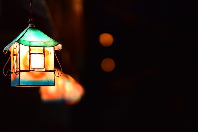 家に灯る優しく明るい光のランタン