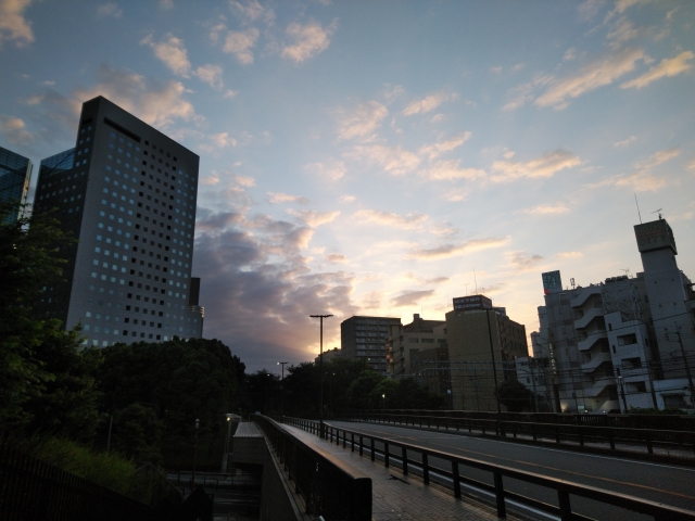 街の中を吹き抜ける夕暮れの風