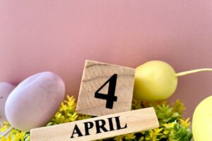 春のピンク色を背景に４月の文字
