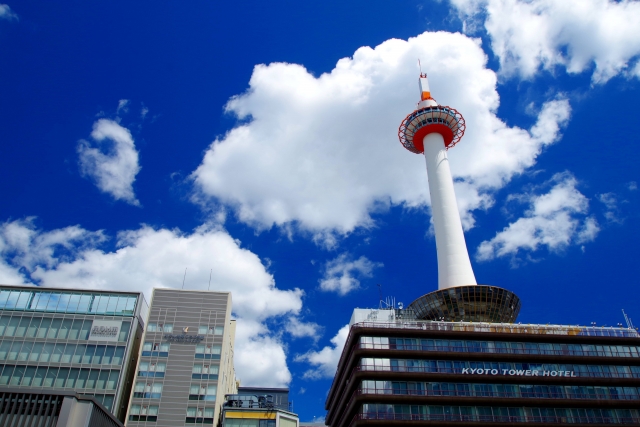 清々しい青空と京都タワー