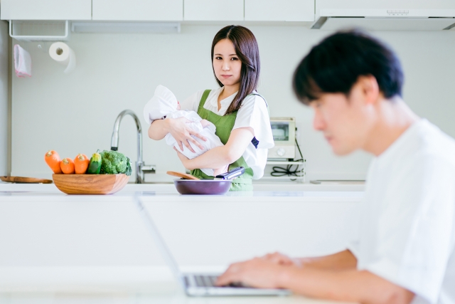 子育てと家事に不満を感じる妻と気づかず働く夫