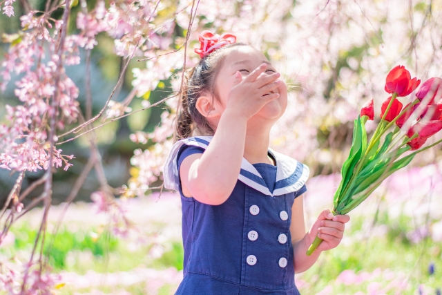 成長した少女と春の花