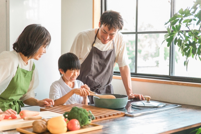 ママと交代してお料理するパパと子ども