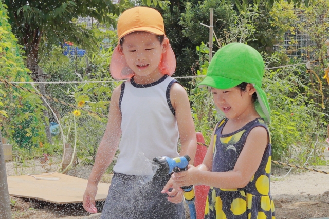 水遊びを楽しむ子どもたち