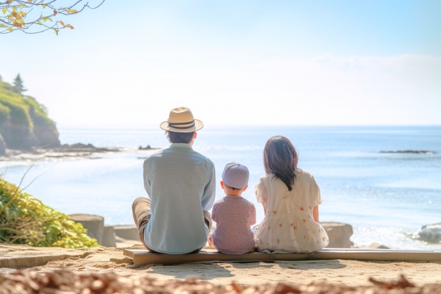 父と母と子の夏の後ろ姿