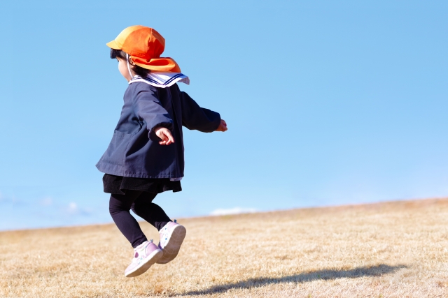 楽しそうに飛び跳ねる子ども