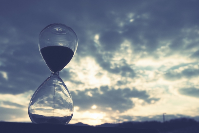 ゆっくり時間が流れるイメージの砂時計