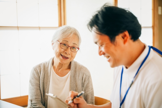 優しく話を聴く男性スタッフ