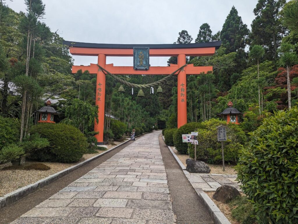 落ち着いた空気を感じる鳥居