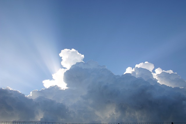 モヤモヤとした雲に隠された本音の光